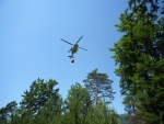 V Českém ráji pomáhal proti ohni vrtulník. Hasiči varují před dalšími požáry