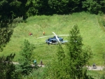 Policejní vrtulník pomáhal hasit požár v turisticky známé lokalitě Českého ráje u skalní hradby za rybníkem Věžák