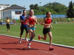 Finišující Eliška Martínková (číslo 50) v běhu na 800 metrů