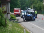 Nehoda osobního auta Citroen, které narazilo ve Víchové nad Jizerou do rodinného domu