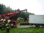 U Malé Skály uvízl náklaďák, vyprostil ho až jeřáb semilských hasičů
