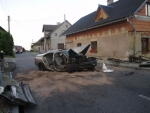Nehoda v Jenišovicích, při které auto s pěti lidmi narazilo do rodinného domu