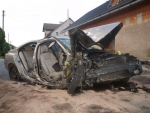 V Jenišovicích narazilo auto do domu, hasiči vyprošťovali zraněného