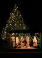 Vánoční strom v Mříčné zdobí krásný dřevěný betlém