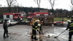 Zásah hasičů ve Víchové nad Jizerou, kde došlo k úniku kyseliny dusičné