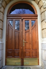 Renovované vchodové dveře na ZŠ Skálova
