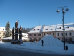 Průběh stavění sochy Krakonoše na jilemnickém náměstí