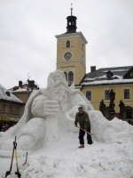 Průběh stavění sochy Krakonoše na jilemnickém náměstí