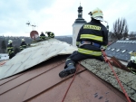 Zasah hasičů na střeše v turnovské ulici Jiráskova