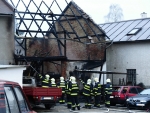 Požár autodílny ve Všeni poničil budovu i auta, škoda je necelý milion