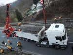 Nehoda kamionu na silnici I/10 v Dolánkách u Turnova