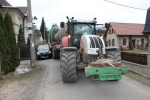 Traktor najel v Koberovech do zaparkovaného auta