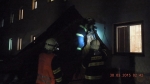 Zásah hasičů ve Sloupu v Čechách, kde silný vítr utrhl plechovou střechu