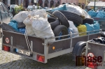 Sesbíraný odpad z Krkonoš vystavený na vrchlabském náměstí