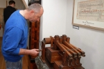 Výstava o místní výrobě papíru ve františkánském klášteře v Hostinném