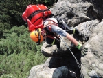 Cvičení semilských a turnovských hasičů na skalách v Měsíčním údolí pod Kozákovem