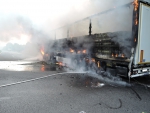 Požár kamionu naloženého láhvemi s pivem na silnici R10 v Příšovicích