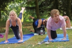 První speciální cvičení jógy a pilates na zahradě vrchlabské nemocnice