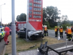 Dopravní nehoda osobního automobilu do světelné tabule čerpací stanice v Turnově