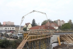 Betonování nového mostu přes Labe ve Vrchlabí