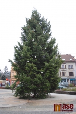 Připravený vánoční strom na semilském náměstí den před rozsvícením