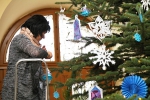 Zdobení vánočního stromu ve vstupní hale vrchlabského zámku