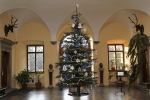 Zdobení vánočního stromu ve vstupní hale vrchlabského zámku