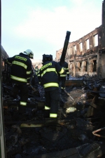 Likvidace následků rozsáhlého požáru v průmyslovém areálu v Turnově