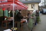 Prodej smrčků z krkonošských lesů s certifikátem FSC před budovou KCEV Krtek ve Vrchlabí