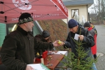 Prodej smrčků z krkonošských lesů s certifikátem FSC před budovou KCEV Krtek ve Vrchlabí