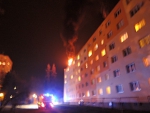 Požár na střeše paneláku v ulici Luční v Semilech