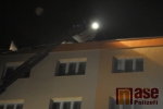Požár na střeše paneláku v ulici Luční v Semilech