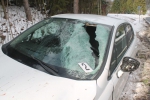 U Spálova vjel řidič do rokle, v Čisté u Horek zranil řidiče padající led
