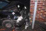 Nehoda v Košťálově, po níž jedno z vozidel narazilo do vrátnice