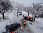 U Kozákova se srazila dvě auta, jednu řidičku museli hasiči vyprostit