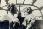 Ludvík Košek (vlevo) v kokpitu B 25 Mitchell během výcviku na Bahamách 1943-44k Košek