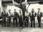 Ludvík Košek (třetí zleva) před Liberatorem, nejspíše Velká Británie 1944