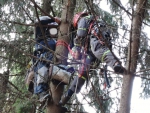 Paraglidistu uvízlého na stromě zachraňovali hasiči v obci Komárov u Kozákova