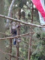 Paraglidistu uvízlého na stromě zachraňovali hasiči v obci Komárov u Kozákova