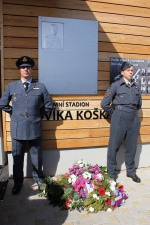 Slavnostní odhalení pamětní desky Ludvíka Koška před zimním stadionem v Turnově