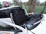 Dva nárazy aut do stromu v kraji, řidič ve Svijanech nepřežil