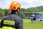 Taktické cvičení složek IZS, jejímž námětem byl nácvik přepravy kynologů s využitím vrtulníku