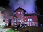 V Nové Vsi hořel rodinný dům, hasiči při hašení našli mrtvého