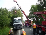 Kamion boural u Dolánek, do vyproštění uzavřeli silnici na Malou Skálu