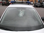 Poškozené policejní auto na lomnickém náměstí