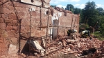 Pád zdi při rekonstrukci staré budovy v Bělé