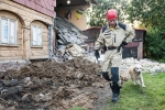Liberečtí hasiči s kynologem z Turnova pomáhali u zříceného domu