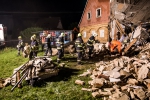 Liberečtí hasiči s kynologem z Turnova pomáhali u zříceného domu