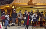 Zpívání koled u krkonošského pohádkového betlému ve Vrchlabí