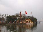 Hanoi a jeden z četných buddhistických chrámů